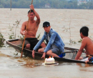Thi thể nữ sinh bị lũ cuốn được tìm thấy sau khi thả bánh sinh nhật