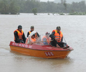 Lật ca nô trong lũ, phó chủ tịch huyện kêu cứu giữa màn đêm