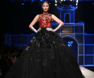 Ngọc Hân sexy tái xuất sàn diễn, làm vedette show Xuân Lê