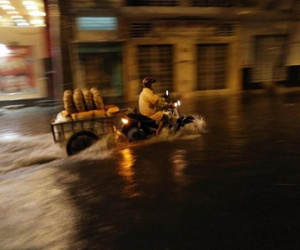 Nhiều tuyến đường Sài Gòn ngập vì mưa lớn trong đêm