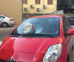 Nữ tài xế hoảng hốt khi túi rác từ trên chung cư bay xuống làm vỡ kính chắn gió xe Toyota Yaris