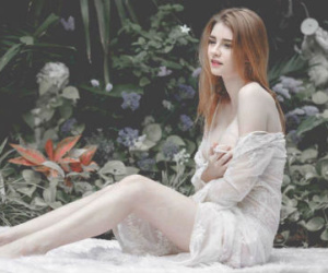 Cô nàng được mệnh danh là "nữ thần" Thái Lan với vẻ đẹp vừa thoát tục vừa nóng bỏng
