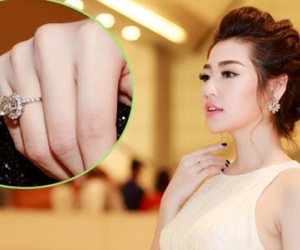 Tú Anh đeo nhẫn kim cương 1,6 tỷ dự tiệc
