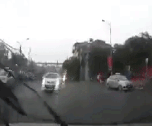 Clip: Phanh gấp giữa trời mưa, cả người và xe máy lao vào ô tô