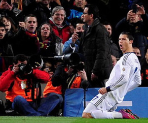 Fan Barca mở hội khi Real gia hạn với Ronaldo