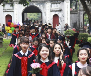 Sinh viên chen chúc chụp ảnh kỷ yếu ở Văn Miếu