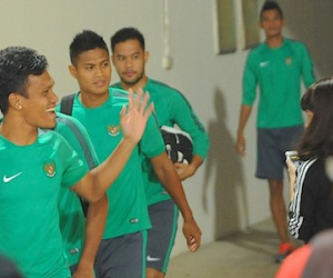 Tuyển thủ Indonesia trêu ghẹo fan nữ Việt Nam