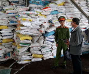 Bị đình chỉ vẫn ngang nhiên bán ra hàng trăm tấn phân bón không nhãn mác