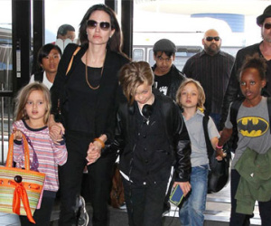 Brad Pitt đã chấp thuận để Angelina toàn quyền nuôi con