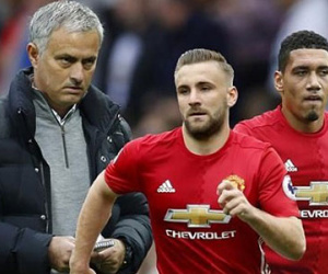 Các trụ cột MU ủng hộ Mourinho "trừng trị" Smalling, Shaw