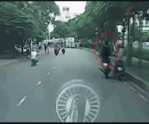 Clip: Những pha cướp giật điện thoại táo tợn trên phố