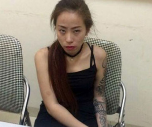Cô gái xăm kín tay, giấu hàng chục gói ma túy trong áo ngực