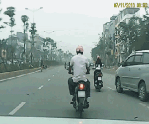 Công an điều tra vụ xe Innova vượt ẩu, tông ngã cô gái trên phố Hà Nội