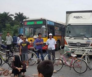 Dân chặn đường lên sân bay Nội Bài gây ùn tắc nhiều giờ