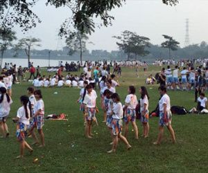 Hà Nội: Công viên Yên Sở "ngộp thở" vì sinh viên thi nhau xí chỗ chụp ảnh kỷ yếu