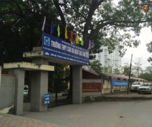 Nữ sinh lớp 10 nói tục trong giờ học, cô giáo cho 2 nam sinh thay nhau tát vào mặt