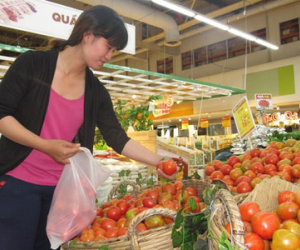 Rau xanh khan hiếm, người Sài Gòn phải đi chợ sớm tìm mua
