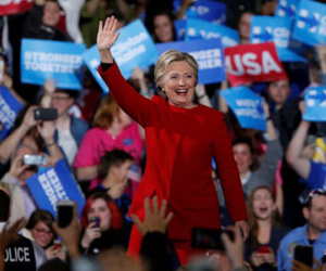 Trump thức trắng đêm, Clinton mang "sao" tranh cử phút cuối