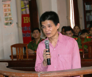 Bị người tình bỏ, vác dao đi chém người xúi chia tay