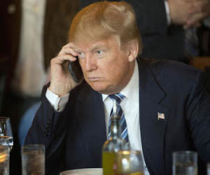 Donald Trump dùng Android, phụ tá dùng iPhone
