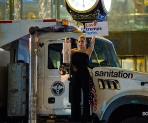 Lady Gaga ôm mặt khóc, đứng phản đối trước tòa tháp Trump