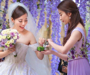 Lưu Diệc Phi là phù dâu cho diva không mời mẹ dự đám cưới