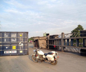 Xe đầu kéo lật nhào, xa lộ Hà Nội kẹt cứng