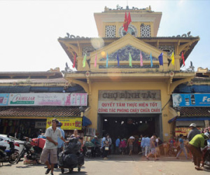 Chợ cổ lớn nhất Sài Gòn chính thức tạm đóng cửa, tiểu thương buồn bã dọn hàng