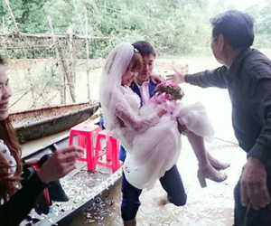 Chú rể đi thuyền, lội nước bế cô dâu