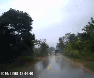 Clip: Pha đánh lái của xe tải khiến cả đường thất kinh