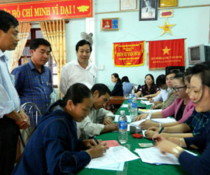 Người dân Quảng Bình nhận tiền bồi thường của Formosa