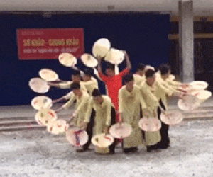 11 nam sinh mặc áo dài múa nón lá tại trường học