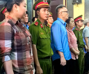 Bị "kiều nữ" mua chuộc, hàng chục cán bộ hải quan lĩnh án