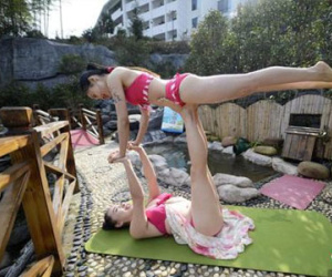Sửng sốt trước ảnh yoga cực độc của gái xinh Trung Quốc