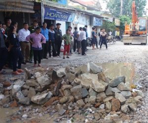 Bức xúc vì đường "nát bét" nhưng không sửa, dân đổ đá chặn ô tô