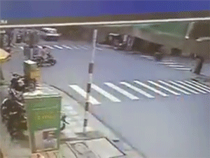 Clip: 2 nam thanh niên bị hất văng lên vỉa hè sau cú đâm với xe cứu thương