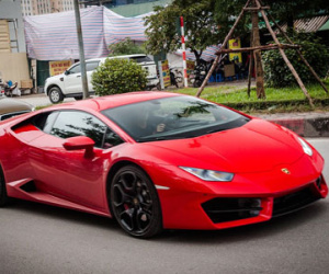 Siêu xe Lamborghini 20 tỷ đầu tiên tại Việt Nam xuống phố