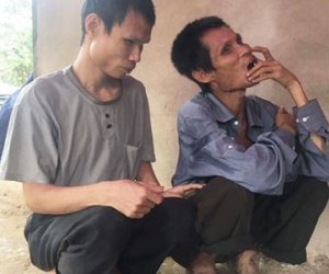 Ba anh em mù mò ốc nuôi nhau