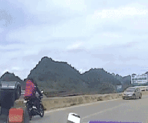 Cả đoàn phượt thủ hoảng hốt vì pha va chạm của người bạn đồng hành
