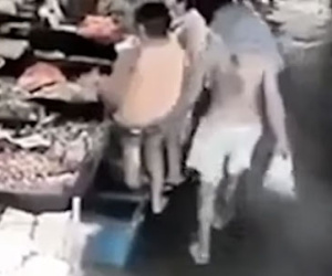 Clip: Thiếu nữ tung chân đá bay kẻ sàm sỡ
