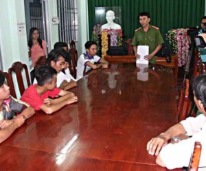 Nhóm thiếu niên say rượu cầm mã tấu gây rối trên phố
