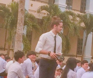 "Soái ca ngoại quốc" búi tóc củ tỏi gây náo loạn trường học