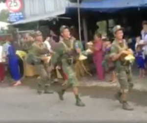 Xúc động clip người dân xếp hàng đưa bánh mì cho bộ đội