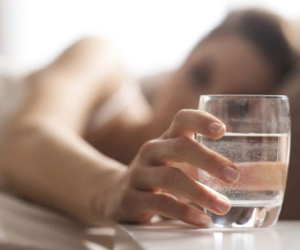8 lý do phụ nữ Nhật luôn uống một cốc nước lọc ngay khi vừa thức giấc