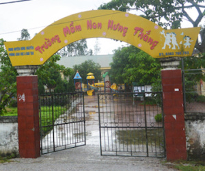 Cả trăm phụ huynh cho con nghỉ học để phản đối hiệu trưởng
