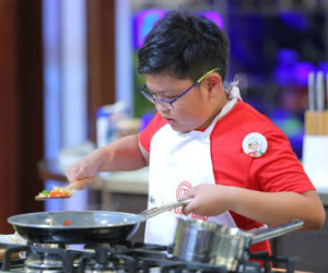 Cậu bé nấu ăn từ khi 4 tuổi khóc kêu gọi bảo vệ môi trường