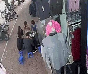 Clip: 6 người "nhọ" nhất ngày, đang dùng bữa ngon miệng thì...