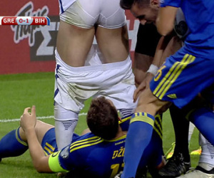 Edin Dzeko bị đuổi khỏi sân vì… tụt quần đối thủ