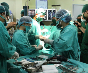 Nghẹt thở cuộc đua giành giật sự sống cho 2 bệnh nhân bị đâm thấu tim