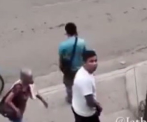 Clip: Tên trộm ném trả ví, vái lạy camera khi biết bị phát hiện